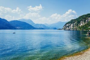 Paysage du lac de Côme en Italie du Nord avec montagnes et eau turquoise