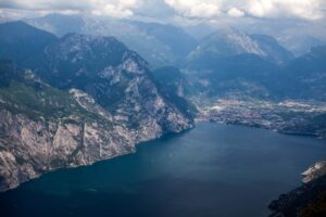 Panorama aérien du lac de Garde en Italie du Nord entouré de montagnes