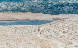 Road trip en Croatie dans un paysage aride près de la côte