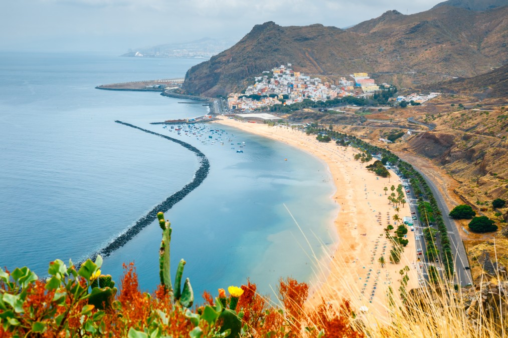 Voyager aux Canaries en décembre à la plage de Las Teresitas à Tenerife