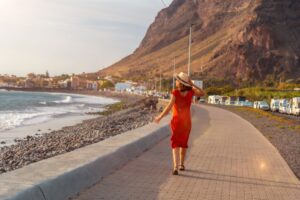 Voyager aux Canaries en décembre sur une promenade en bord de mer à Tenerife
